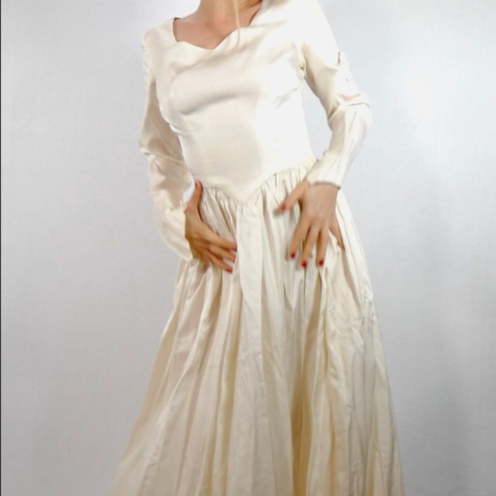 Elegant Ivory  Wedding Dress Circa 1950s